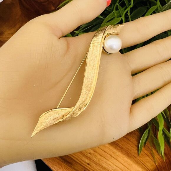 Vintage Coro Pegasus Brooch Brushed Gold Pearl Long Lapel Pin 4" Ribbon 1077 - Picture 2 of 9